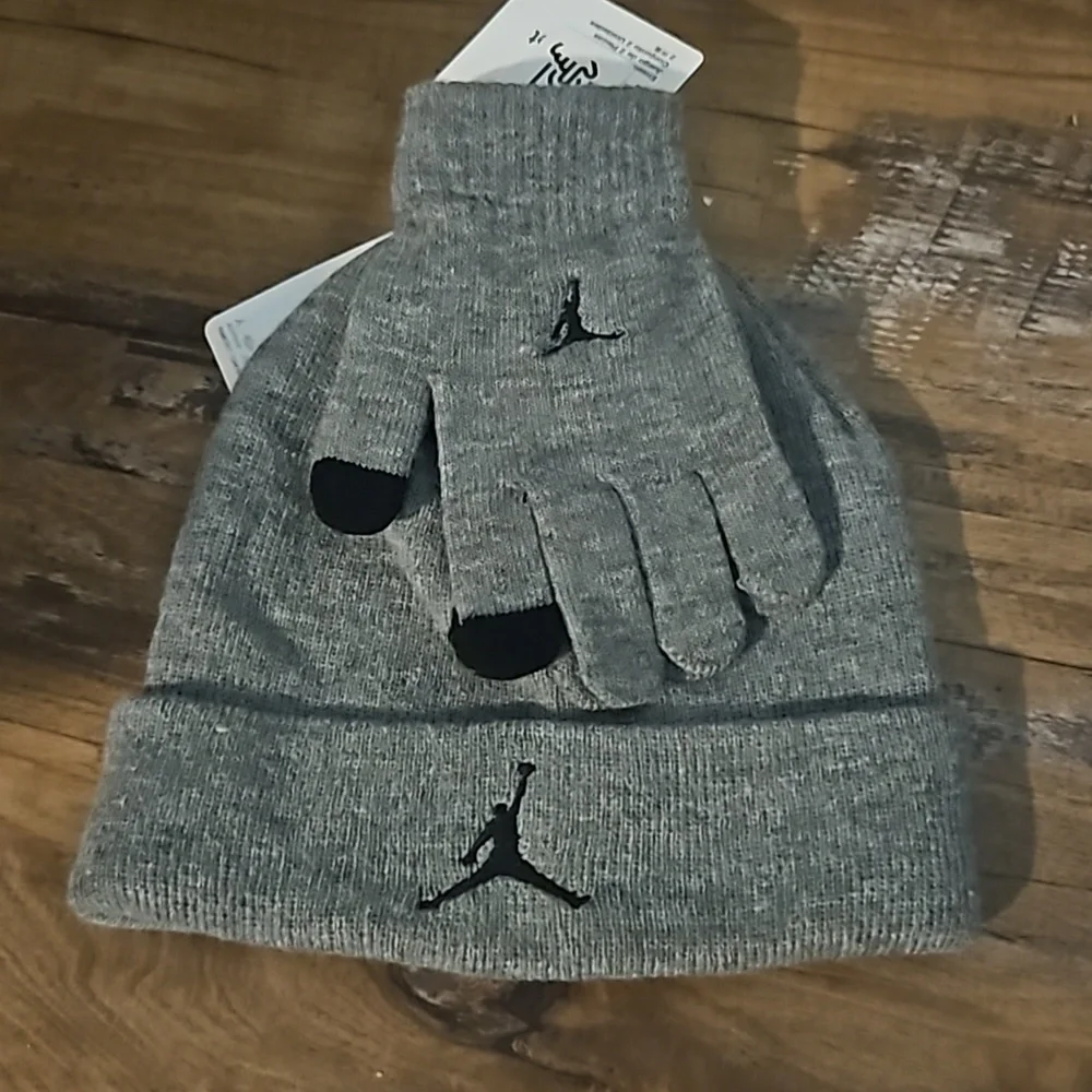 JORDAN 2 PIECE SET: HAT/GLOVES: GRAY: NEW WITH TAGS: YOUTH SIZE 8-20
